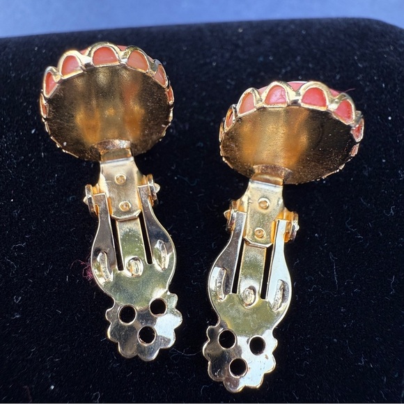 Vintage Cameo Earrings in Cream and Gold - Clip Ons - Picture 12 of 12